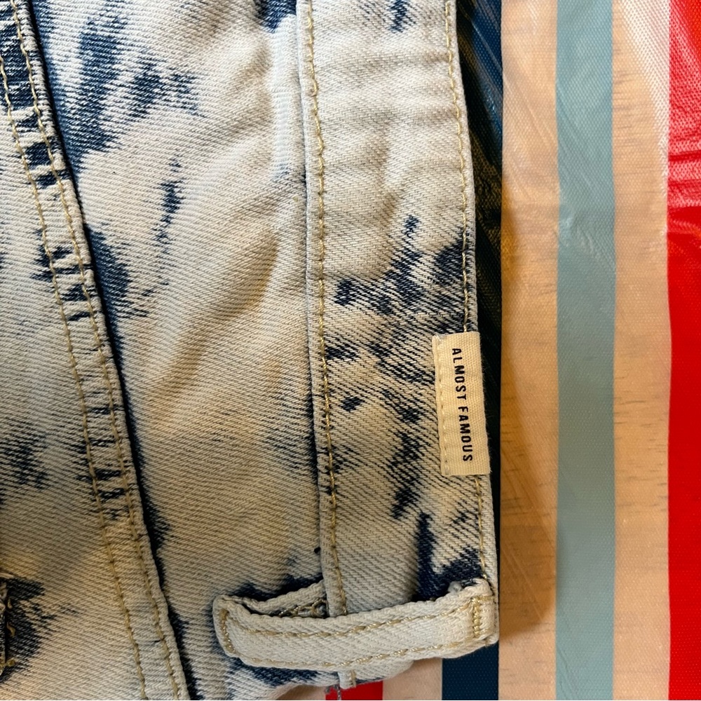 Almost Famous distressed crop denim shorts- Size 5 Juniors - Picture 8 of 8
